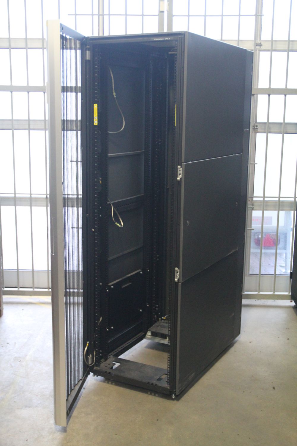 HP AF004A 42U 19" Inch Server RackMount Enclosure 42HE Server